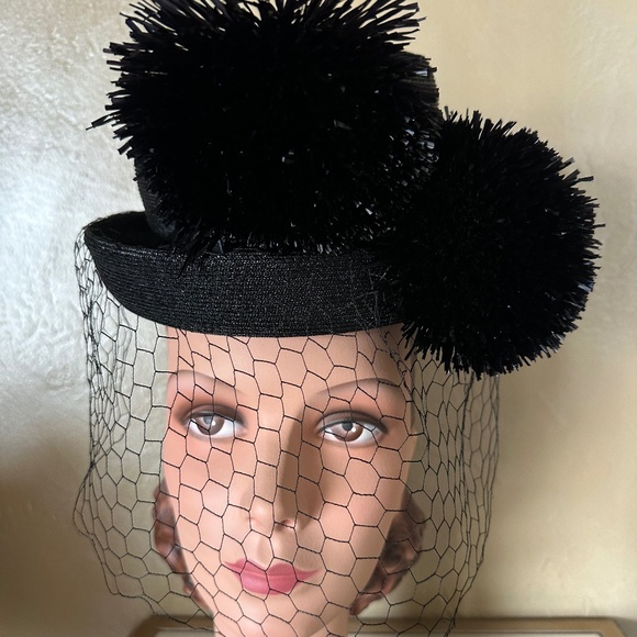 BREATHTAKING 1940s\' BLACK STRAW TOP HAT WITH 2 FEATHER PUFFS + FULL VEIL main image 11